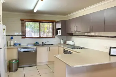 Image de Ground Floor With Water Views