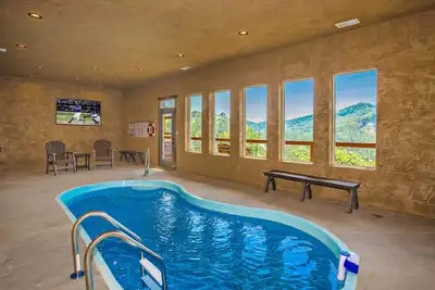 Image de Splash A Bear's Mountain: piscine intérieure, vues spectaculaires! , Salle de jeux, proche de toutes les attractions!