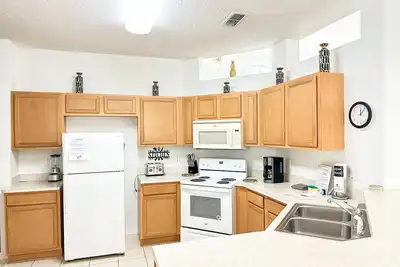 Image de Propriété accessible en fauteuil roulant de 4 chambres avec piscine