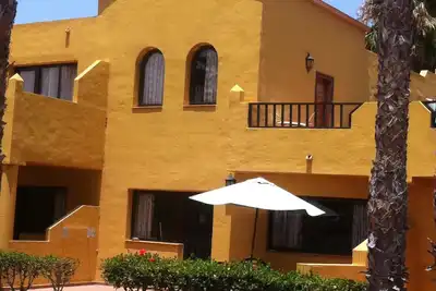 Un appartement d'une chambre avec cuisine, salle de bains, salon et terrasse. Peut accueillir quatre personnes.