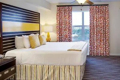 Image de Près de SeaWorld Spacieux deux chambres avec piscines, bains à remous, barbecue et aventures en famille