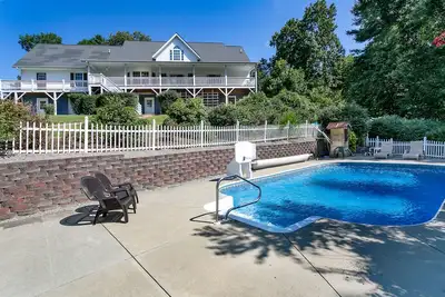Brook Knoll · Nouveau! Belle retraite Mtn avec piscine près d'Asheville!