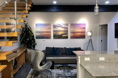 Image de Petaluma Modern Sky Loft, à proximité des vignobles et du centre-ville de Petaluma