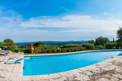 Image de Nouvelle Liste Villa moderne dans parc piscine et court de tennis éclairé