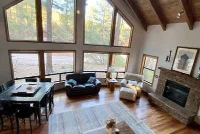 Image de Escape the city to our beautiful cabin nestled in the pine trees.