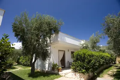 Image de Villa à Torre Simone avec piscine, plage privée et tennis