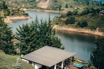 Image de Belles 2 cabines près de l'eau, avec une vue imprenable