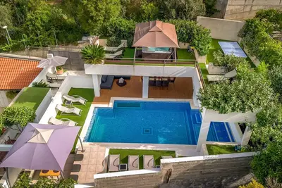 Villa Luciana Residence - Five-Bedroom Villa with Two Pools and Spa Center