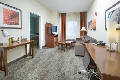Image de Suite avec espace de conférence près de l'aéroport Bush Field | Petit-déjeuner quotidien gratuit