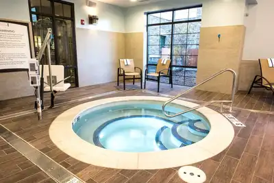 Image de Studio accessible aux personnes malentendantes près de Alb, Downtown + UAlbany | Accès à la piscine