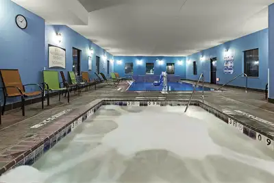 Image de Suite accessible aux personnes à mobilité réduite | Petit-déjeuner quotidien gratuit, centre de remise en forme + bain à remous commun