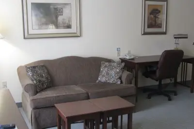 Image de Suite équipée | Centre d'affaires, petit-déjeuner quotidien gratuit + piscine intérieure