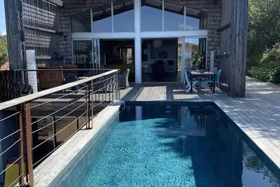 Image de Villa d'architecte avec piscine et vue mer, dans un environnement préservé.