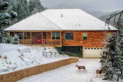 Image de Nouveau! Cozy Cabin By Downtown - 19 Mi à Ski Apache!