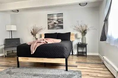 Image de ** The Lovely Place # 2 ** Dazzling Home 3br / 1 Ba-Sleeps 8