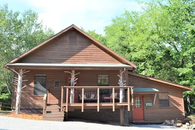 Image de Beautiful River House that sits on the banks of the White River, with docks.