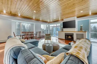 Image de Maison moderne isolée avec baignoire à jets, cheminées et belles vues!
