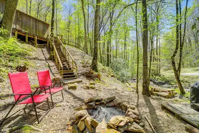 Image de Nouveau! Cabine Riverside avec pont, près des randonnées et de la pêche