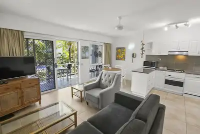 Image de Appartement en bord de plage avec piscine et vue sur le jardin!