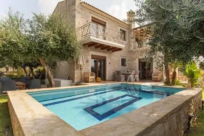 Image de Villa de luxe avec piscine privée et décoration délicate.