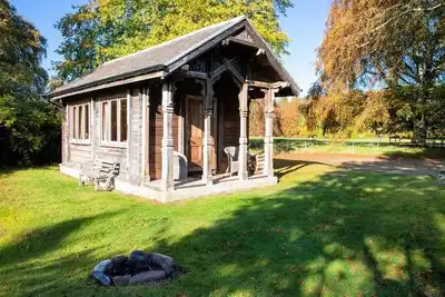 Image de Cabine norvégienne unique perchée au-dessus de la rivière Findhorn avec une vue imprenable