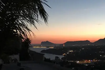 Image de Villa spacieuse, terrasses spacieuses, super piscine, vue sans fin sur la mer et la montagne