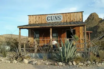 Image de Hébergement Big Bend à Ten Bits Ranch | Chambre # 3 - The Gun Shop