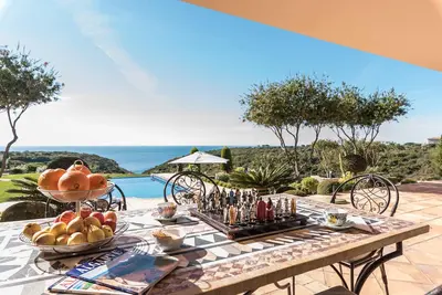 Image de Villa de luxe de quatre chambres avec piscine et vue panoramique sur la mer.
