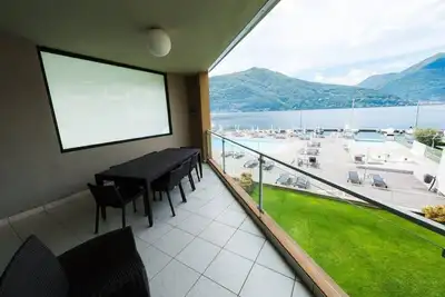 Image de 4 bed apartment, pool & jacuzzi, walk to restaurants, WIFi, lake views
