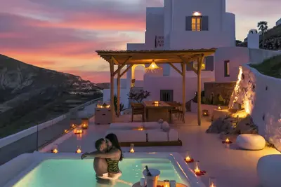 Image de Villa bleu blanc avec piscine à débordement chauffée et jacuzzi