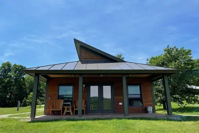 Découvrez la vie dans une ferme du Vermont dans une belle cabine moderne - une vue imprenable!