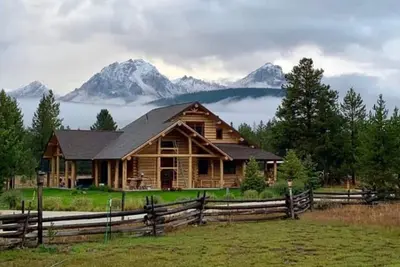 Image de Cabane en rondins de montagne en dents de scie avec vue