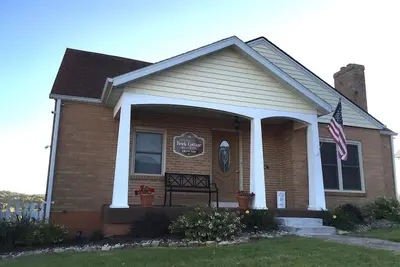 Image de DeFlorin Brick Cottage Inn, Great Hermann View, navette gratuite et petits-déjeuners gratuits