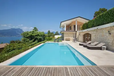 Image de Villa Sybille With Pool And Lake View
