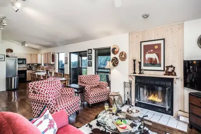 Image de Sierra Lake Vista 4 chambres, vue sur le lac, salle de jeux, bain Ă remous, pour 8 personnes
