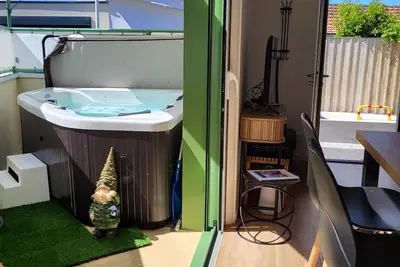 Image de La Petite Arcachonnaise-spa-plage-port- commerces à pieds.