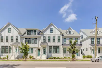 Image de Superbe nouvelle maison de ville de style ferme moderne à seulement quelques pâtés de maisons du front de mer de Virginia Beach