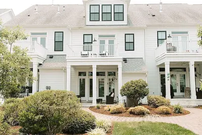 Image de Superbe nouvelle maison de ville de style ferme moderne à seulement quelques pâtés de maisons du front de mer de Virginia Beach