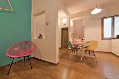 Image de joyeux appartement dans quartier animé