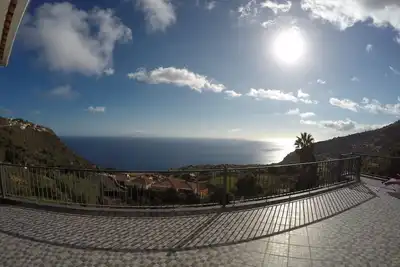 Image de Maison de vacances moderne avec vue imprenable sur la mer, terrasse spacieuse