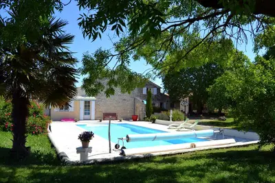 Image de Gite de charme  proche La Rochelle piscine au sel, 6000m2