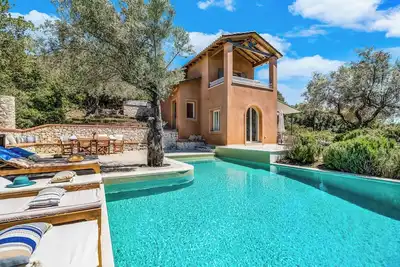 Image de Villa Pisti - Location De Voiture Gratuite! Piscine privée, Wi-Fi & A / C ainsi que de belles vues sur la mer
