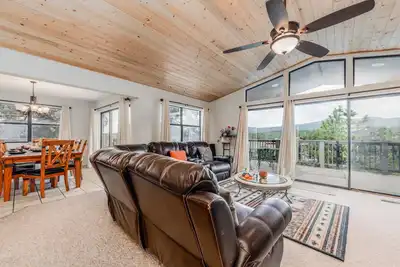 Image de Dodson's Double Decker, 4 chambres, 10 couchages, vues, cheminée, WiFi