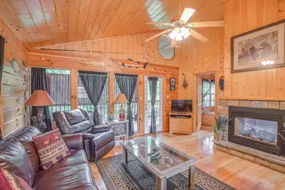 Image de Bear Escape, 1 chambre, 4 couchages, bain à remous, table de billard, baignoire jacuzzi