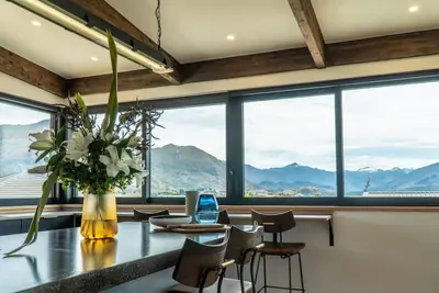 Image de Maison de vacances moderne et élégante avec vue sur le lac et la montagne