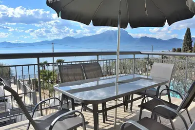Image de North House With Pool And Lake View