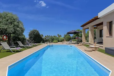 Image de Villa Pashiana - Cette villa a une piscine privée, Wi-Fi & A / C