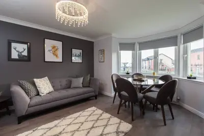 Image de Appartement moderne au rez-de-chaussée avec 2 chambres, 76mb WiFi Tp et Sky Cinema / Sports