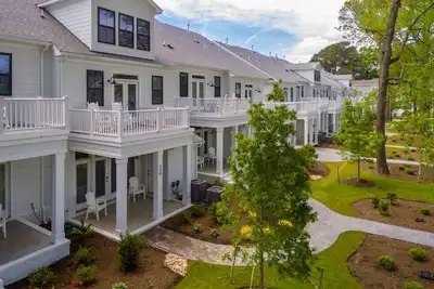 Image de Superbe nouvelle maison de ville moderne de style ferme, à quelques pâtés de maisons du front de mer de Virginia Beach