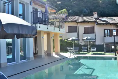 Image de South House With Pool And Lake View